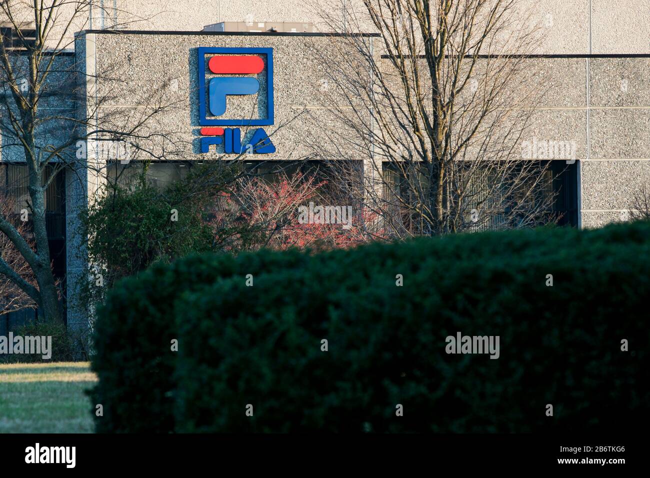 Ein Logo außerhalb einer Einrichtung, die am 8. März 2020 von Fila Holdings in Baltimore, Maryland besetzt wurde. Stockfoto