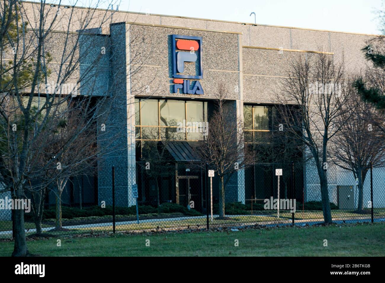 Ein Logo außerhalb einer Einrichtung, die am 8. März 2020 von Fila Holdings in Baltimore, Maryland besetzt wurde. Stockfoto