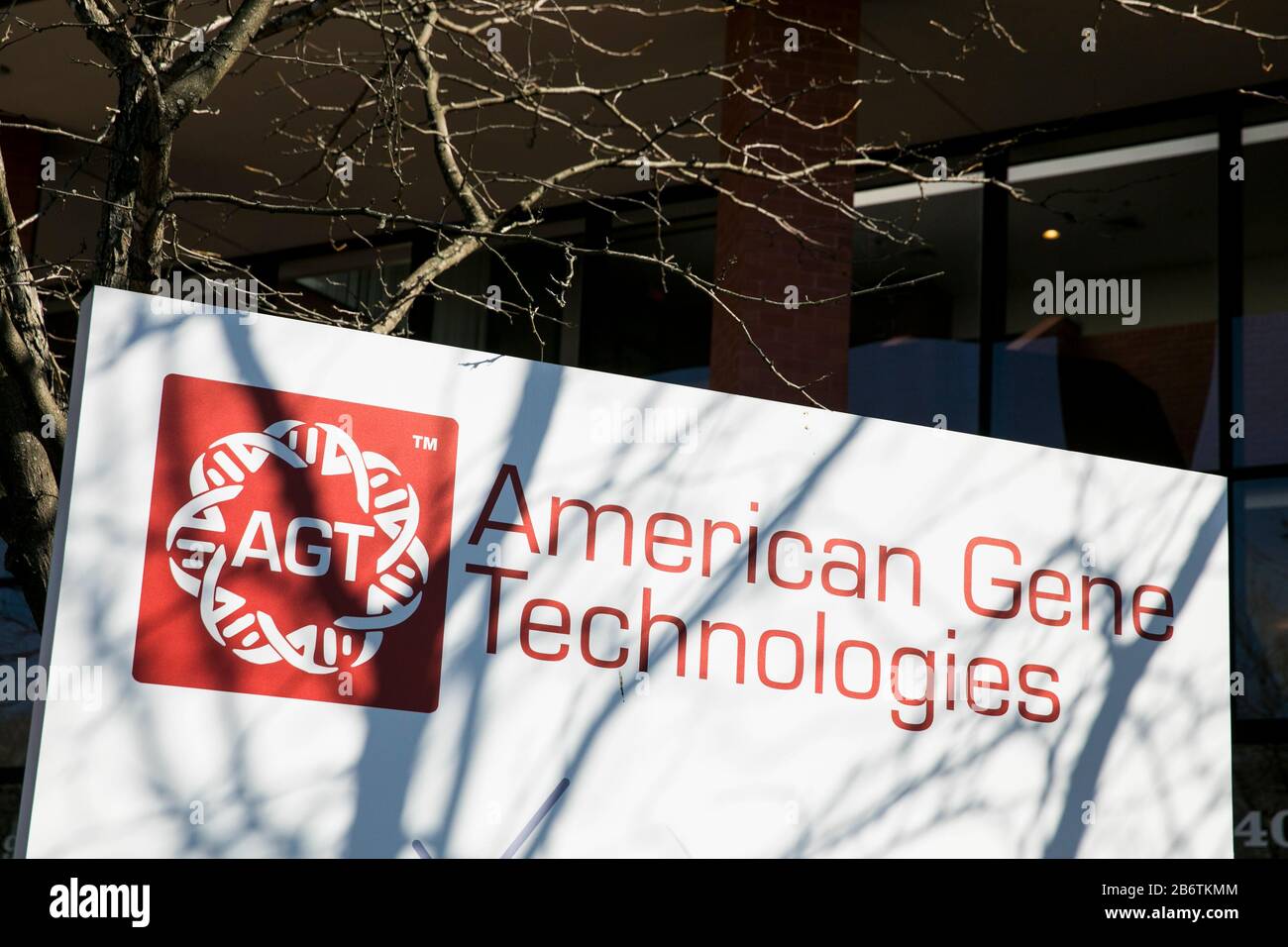 Ein Logo außerhalb des Hauptquartiers von American Gene Technologies in Rockville, Maryland am 8. März 2020. Stockfoto