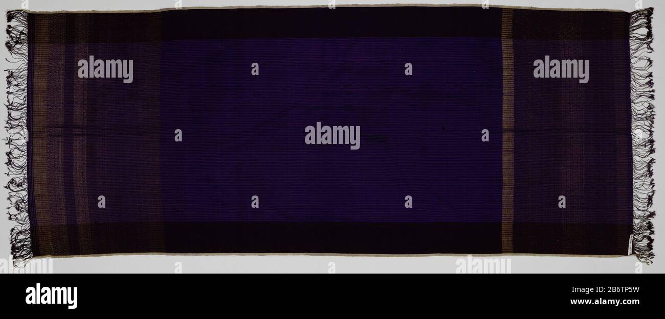 Heupdoek Ija lunggi Heupdoek traf auf geometrisches Motieven. Hersteller : Wever: AnoniemPlaats Herstellung: Noord-Saumatra dating: 1900 - 1999 Physische Kenmerken: Geweven zijde en zilverdraad; Songket-Material: Zijde songket Techniek: Weven Abmessungen: L 182 cm. (Einschliesslich franje) × l 170 cm. (Zonder franje) × b 71,5 cm. Stockfoto