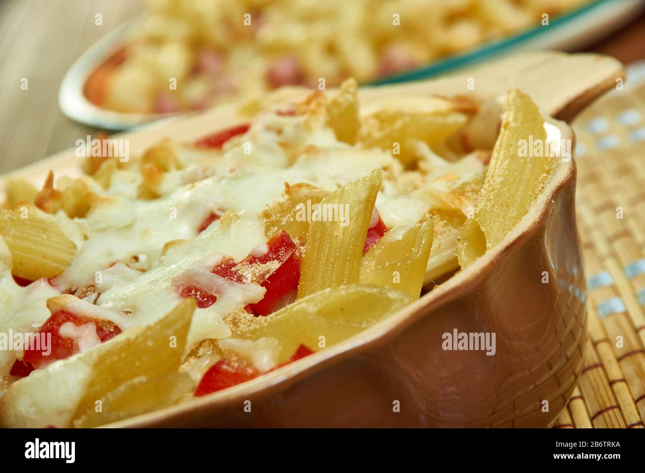 Eingepickter Pfeffer Macaroni und Käse, Backform mit Butter Stockfoto