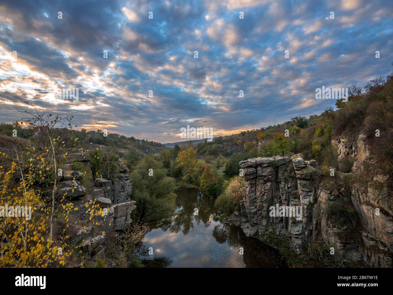 Buky Canyon (Fluss Hirs'kyi Tikych - Ukraine) in der Herbstsaison. Der Himmel mit Wolken ist vielfarbig. Stockfoto