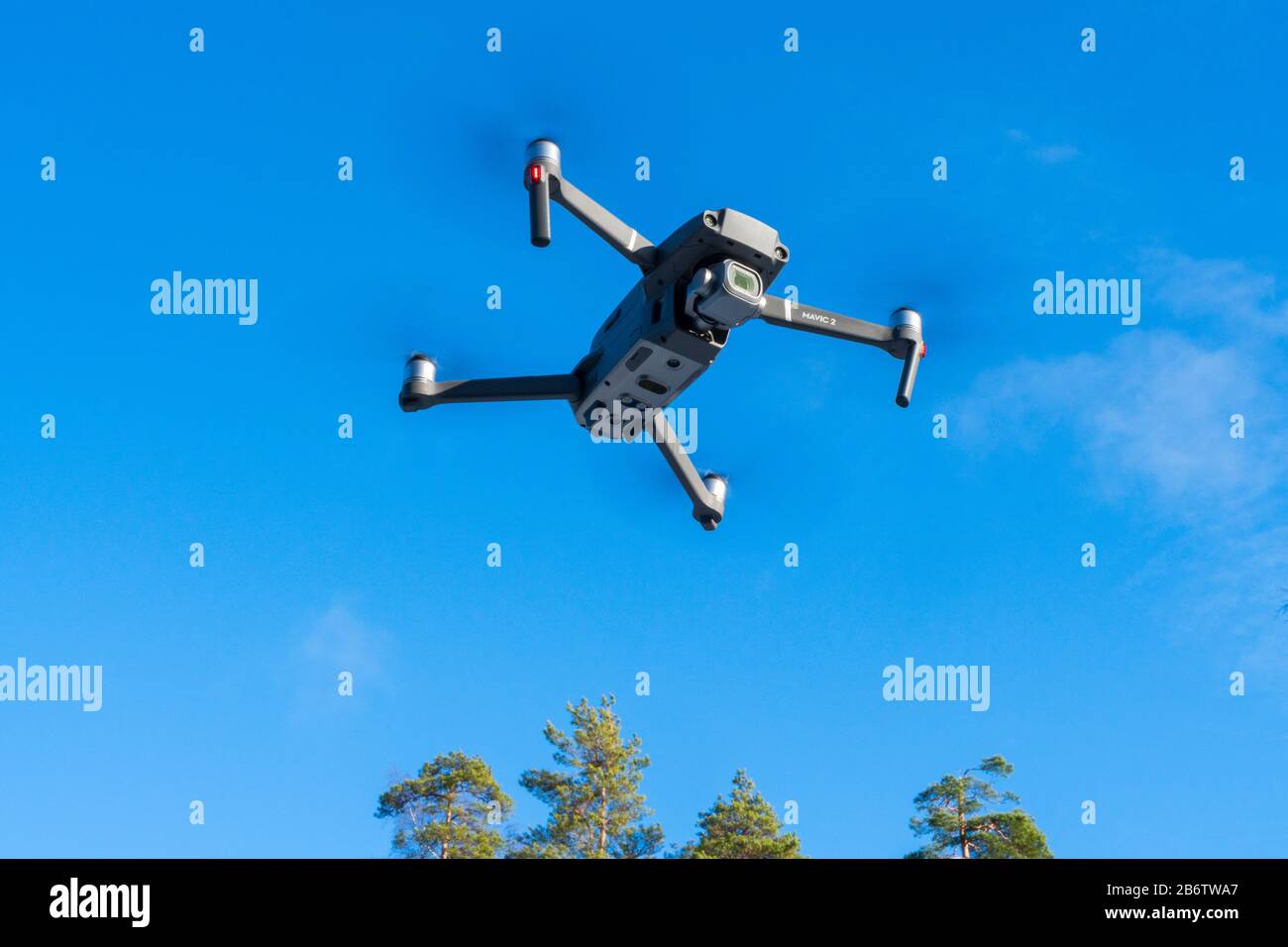 Sankt-Petersburg, Russland, 20. Februar 2020: DJI Mavic 2 probt über blauem Himmel. DJI Mavic 2 Pro Quadcopter oder Drohne, die in hellblauem Himmel schwallt Stockfoto