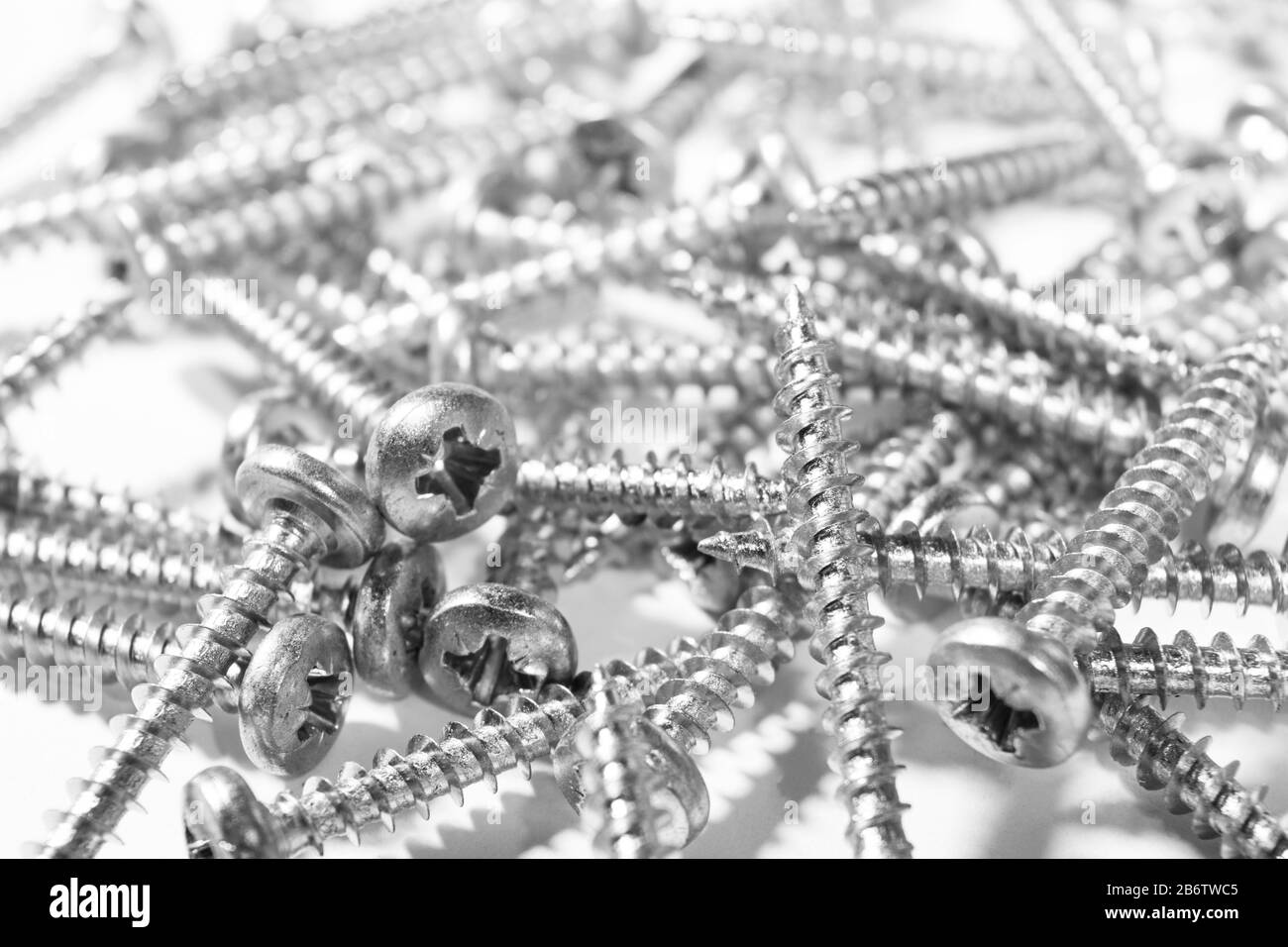 Selbstschneidende Metallschraube im Hintergrund. Makroschuss einer selbstschneidenden Schrauben. Hintergrund der Schraube. Selbstbohrende Befestigungselemente. Muster der Stahlschrauben. Werkzeug Stockfoto