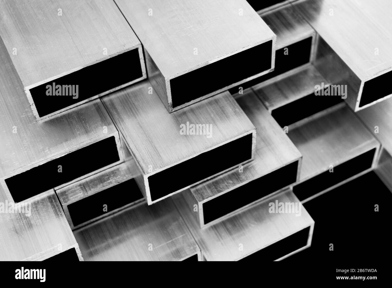 Aluminiumprofil für die Herstellung von Fenstern und Türen. Aluminiumformteile aus strukturiertem Metall. Textur der Aluminiumprofile. Aluminiumkonstruktionen Fabrik B. Stockfoto