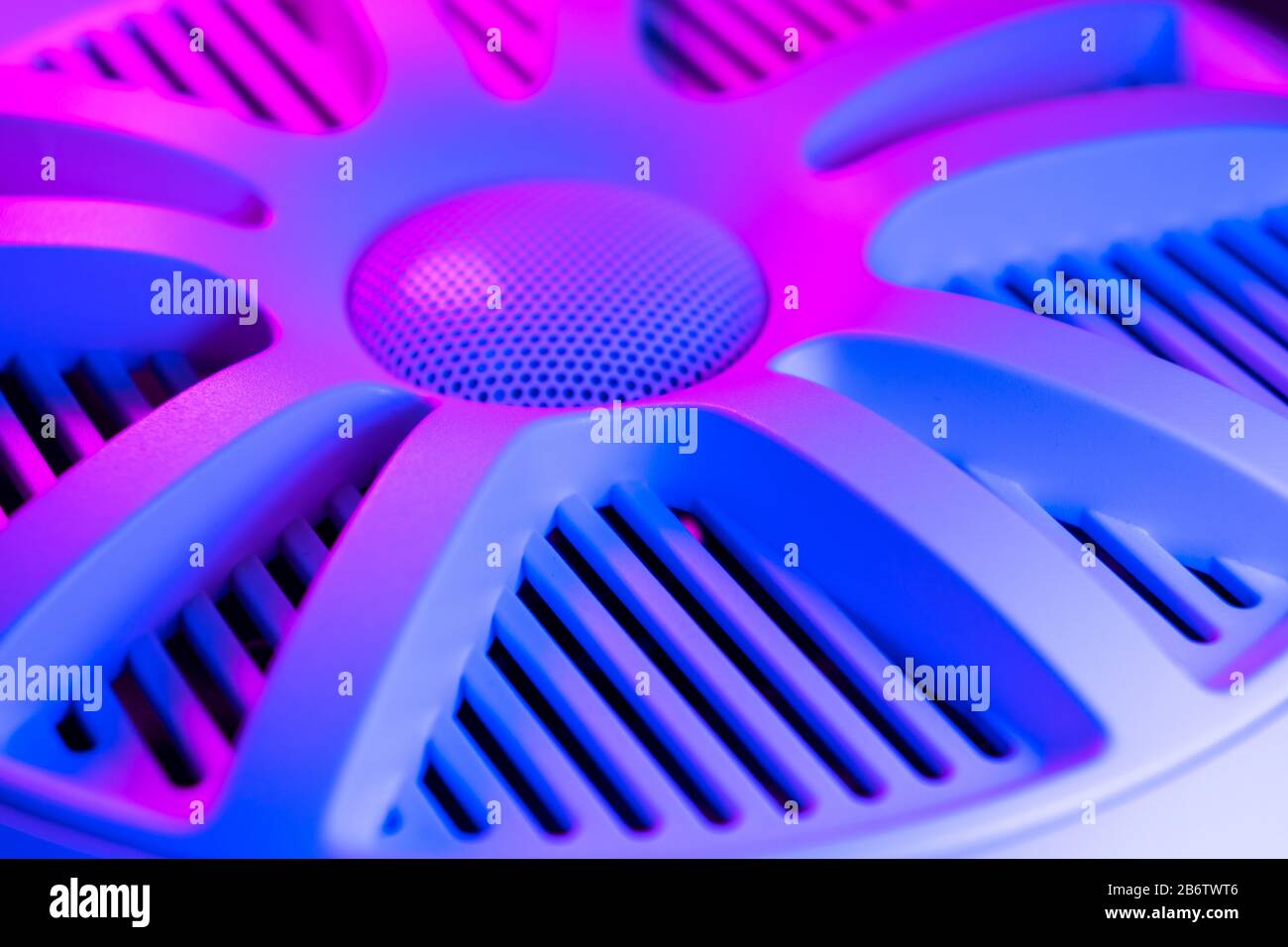 Bunte Beleuchtung von Autoradio- und Autolautsprechern Hintergrund. Auto-Musik-Lautsprecher in Blau- und Pinktönen. Modernes Autoradio Nahaufnahme Stockfoto