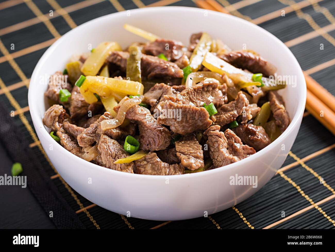 Einstechen Sie Rindfleisch, in Sojasoße mit Gewürzen mit eingepickter Gurke im asiatischen Stil gedünstete Fleischstücke. Stockfoto