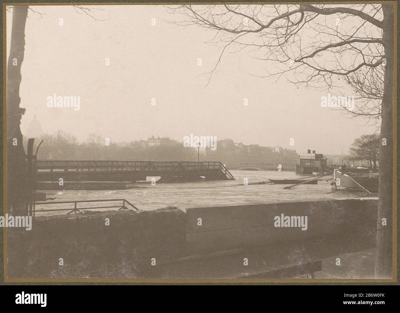 Hoog Water in de seine in Parijs, op de voorgrond een kademuur Onderdeel van fotoalbum overstroming Parijs en voorsteden 1910. Hersteller : fotograaf: G. DangereuxPlaats Herstellung: Parijs dating: Jan-1910 Physische Kenmerken: Matt daglichtcollodiumzilverdruk platinagetoond Material: Fotopapier Techniek: Matt daglichtcollodiumzilverdruk Abmessungen: H 118 mm × b 164 mm Betreff: Flut (+) (+) Stockfoto