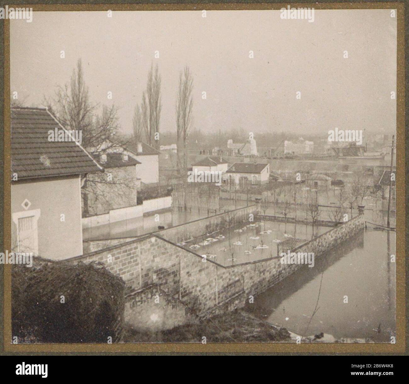 Huizen en tuinen in een ondergelopen buitenwijk van Parijs Onderdeel van fotoalbum overstroming Parijs en voorsteden 1910. Hersteller : fotograaf: G. DangereuxPlaats Herstellung: Parijs dating: Jan-1910 Physische Kenmerken: Matt daglichtcollodiumzilverdruk platinagetoond Material: Fotopapier Techniek: Matt daglichtcollodiumzilverdruk Abmessungen: H 52 mm × b 60 mm Betreff: Garten mit Hochwasserzahlen (+) Stockfoto