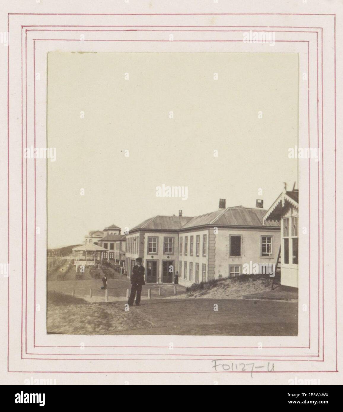 Huizenrij in een Straat in Scheveningen Teil des Albums mit Fotografien und Lithographien sah das: Zustände in Nord- und südholländischen Städten, Gemälde und Klederdrachten. Hersteller : Fotograf: Anonymer Standort Herstellung: Scheveningen Datum: CA. 1870 Körperliche Merkmale: Albumindruckmaterial: Fotopapiertechnik: Albumindruck Abmessungen: Passepartout: H 77 mm × b 68 mm Betreff: Straße (+ Stadt (-scape) mit Figuren, Staffage) abschüssige Straße; Straße mit Stufen oder Treppen wo Scheveningen Stockfoto