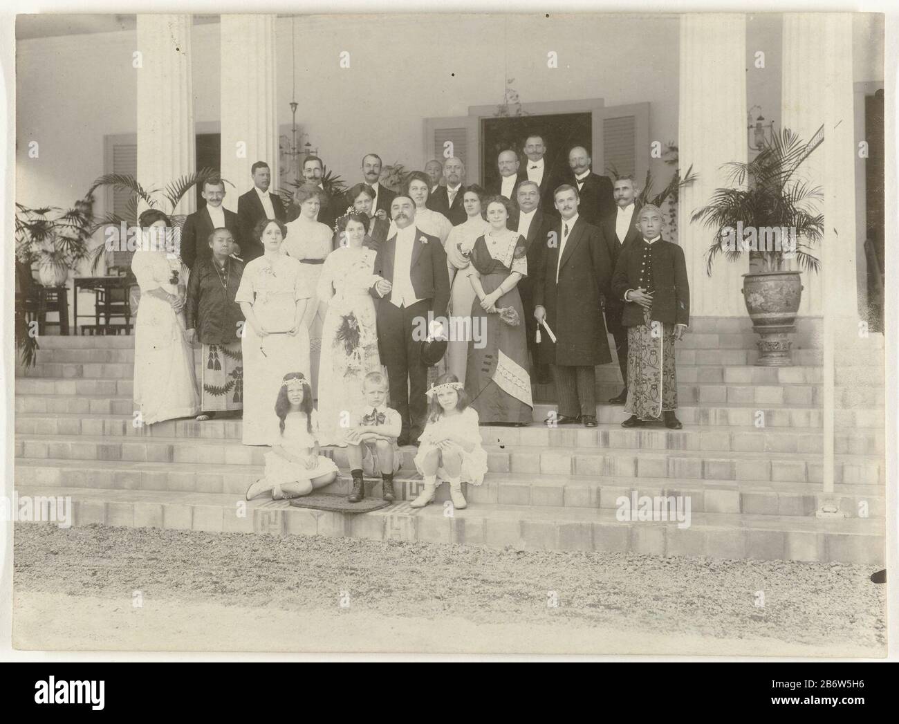 Huwelijksfoto van Echtpaar Letterie Hochzeitsfoto des Ehepaares Letterie mit Gästen auf den Stufen vermutlich irgendwo in Soerabaia. Hersteller : Fotograf: Anonymer Ort Herstellung: Surabaya (möglich) Datum: 10. September 1913 Material: Papiertechnik: Fotografie Abmessungen: H 16,5 cm. B × 22,5 cm. Subject (zivil) Trauung Zeremonie When: 1913-09-10 - 1913-09-10 Stockfoto