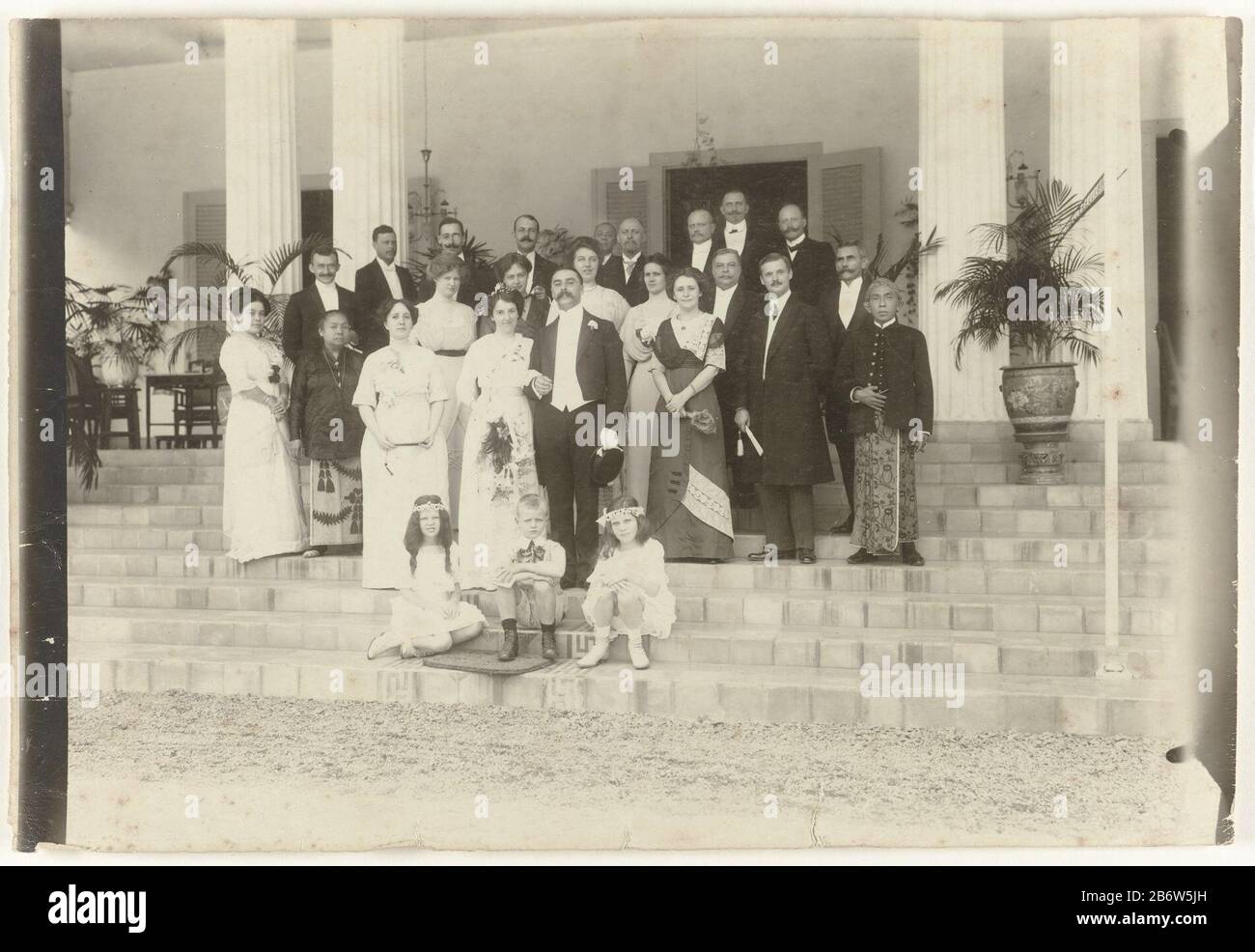 Huwelijksfoto van Echtpaar Letterie Hochzeitsfoto des Ehepaares Letterie mit Gästen auf den Stufen vermutlich irgendwo in Soerabaia. Hersteller : Fotograf: Anonymer Ort Herstellung: Surabaya (möglich) Datum: 10-Sep-1913 Material: Fotopapier Technik: Fotografie Abmessungen: H 17 cm. B × 25 cm. Subject (zivil) Trauung Zeremonie When: 1913-09-10 - 1913-09-10 Stockfoto