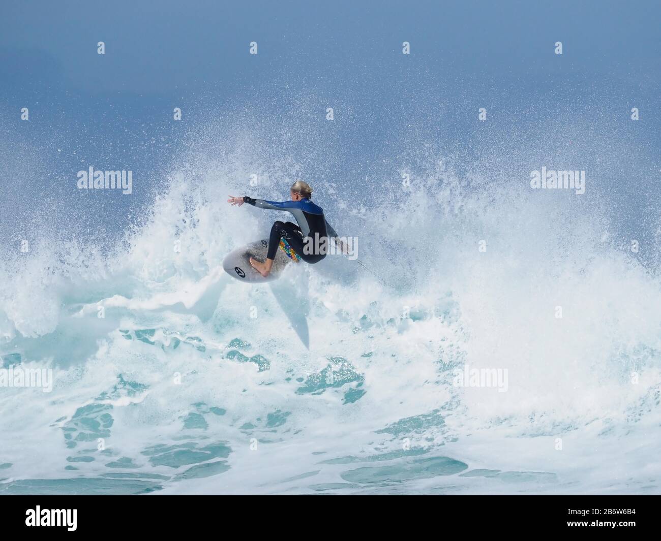 Surfer auf Surfbrett auf Schaumkrone einer Welle, Atlantik, Fuerteventura, Kanarische Inseln, Spanien Stockfoto