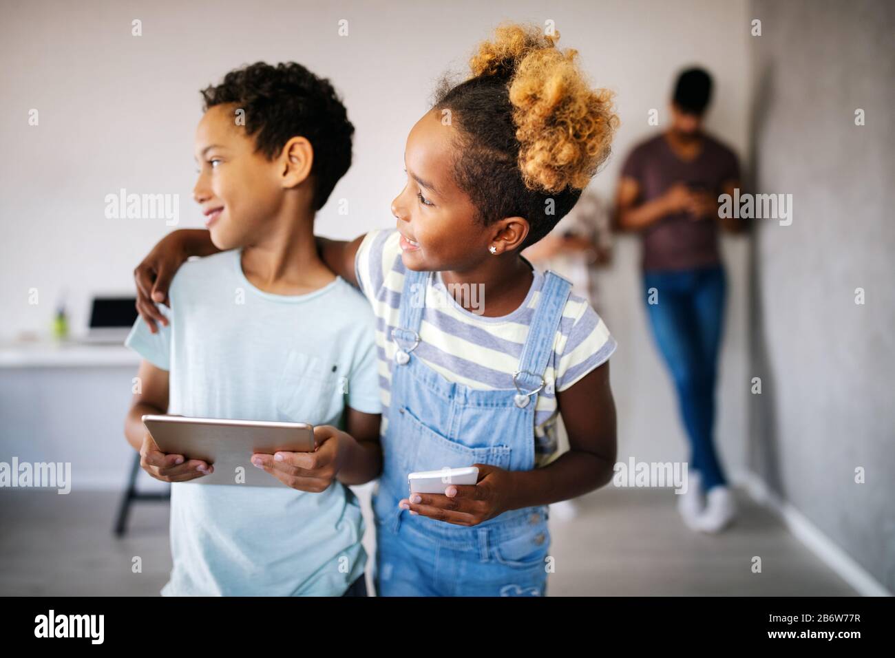 Glückliche Kinder havig Spaß und Einsatz von Technologie Geräte Stockfoto