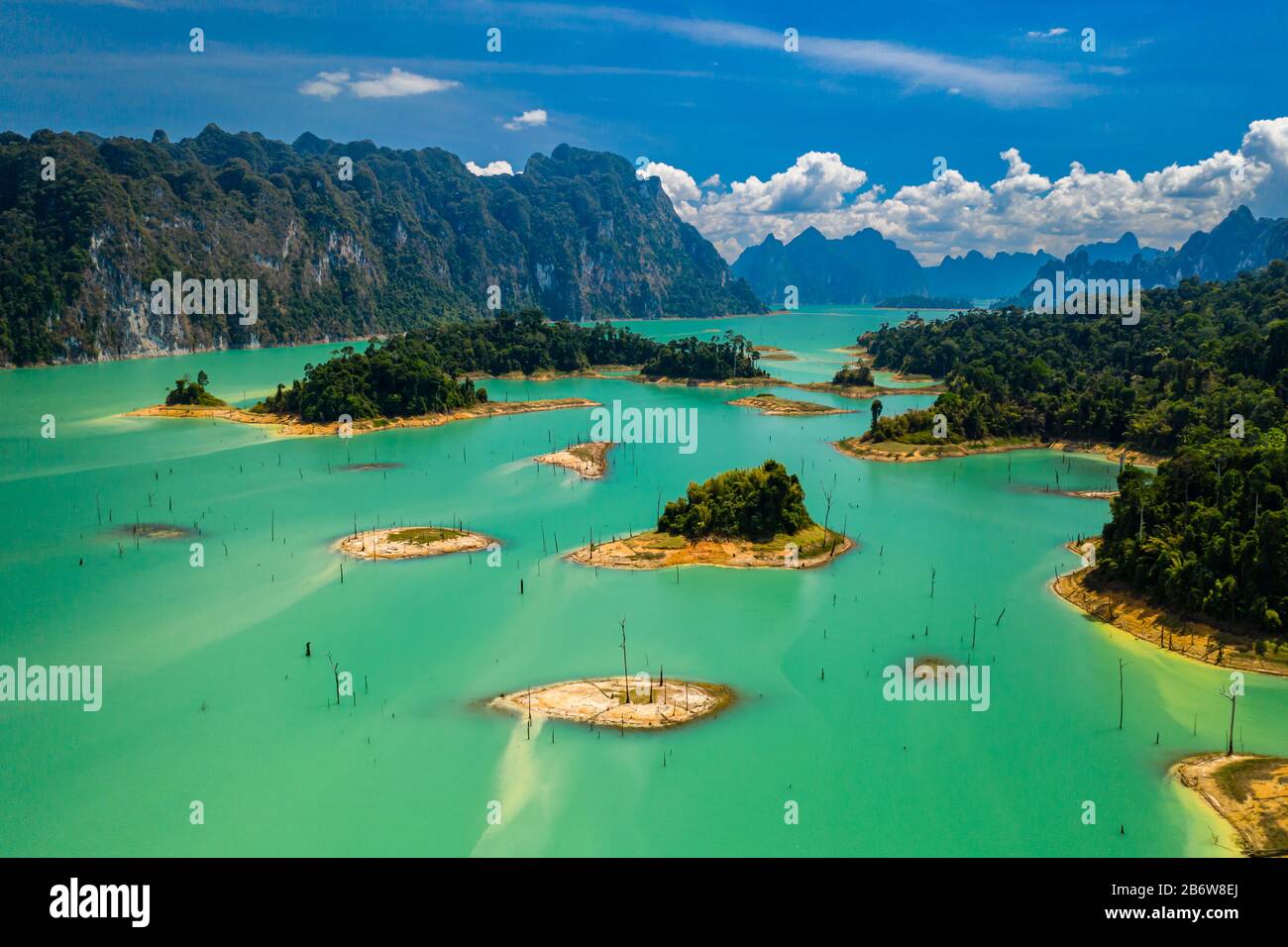 Luftdrone mit Blick auf winzige, Dschungel bedeckte Inseln in einem riesigen See, der von Kalkfelsen umgeben ist. (Cheow Lan Lake, Khao Sok) Stockfoto
