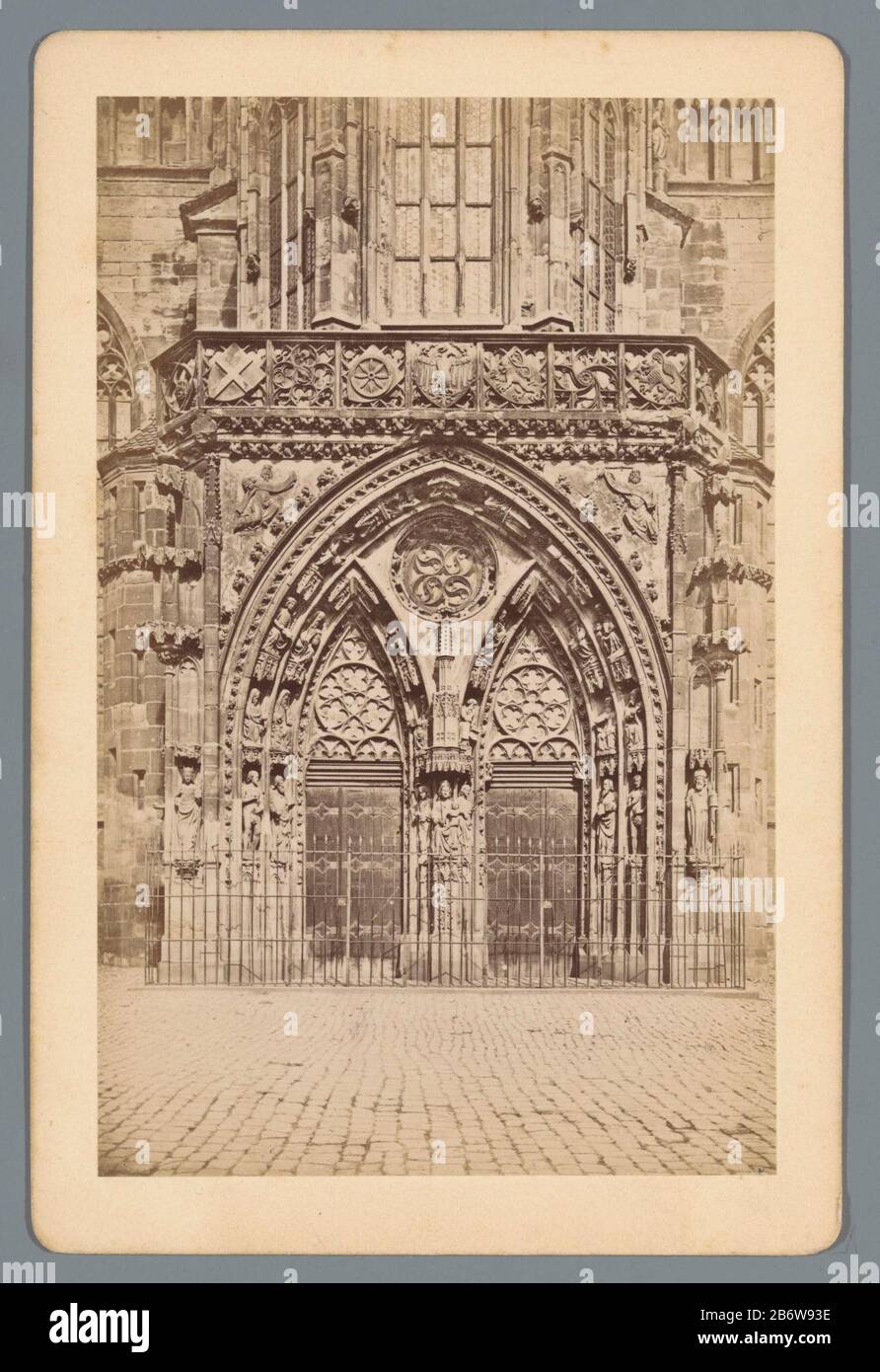 Eingang unserer Lieben Frau im Nürnberg Portal der Liebfrauenkirche I (Titelobjekt) Nürnberg (Serientitel Objekt) Objekttyp: Regierungsbild Artikelnummer: RP-F20084 Aufschriften / Marken: Nummer, Verso, Stuck: '10.' Hersteller: Fotograf: Anonymer Verleger: Friedrich Bruckmann (möglich) Ort Herstellung: Fotograf: Unsere Lieben Frau Herausgeber: München Datum: Material: Papppapier Technik: Albumindrucke Abmessungen: Sekundäres Medium: H 171 mm × W 113 mm Betreff: Eingang zum Tor der Kirche (außen) wo Unsere Liebe Frau ist Stockfoto