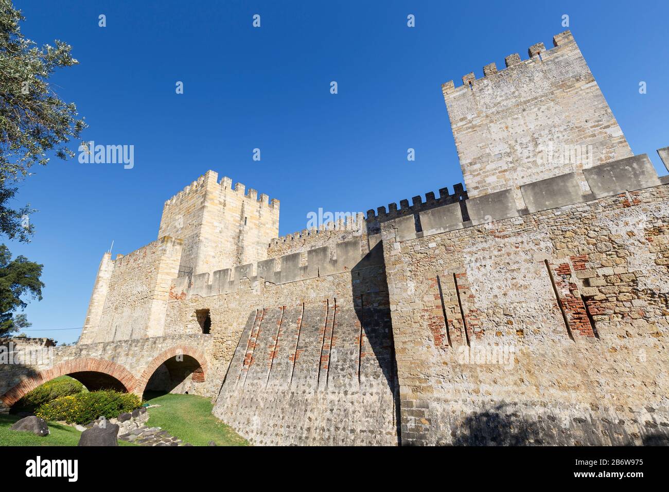 Historische Burg Sao Jorge (Schloss Saint George, Castelo de Sao Jorge) in Lissabon, Portugal, an einem sonnigen Tag im Sommer. Stockfoto