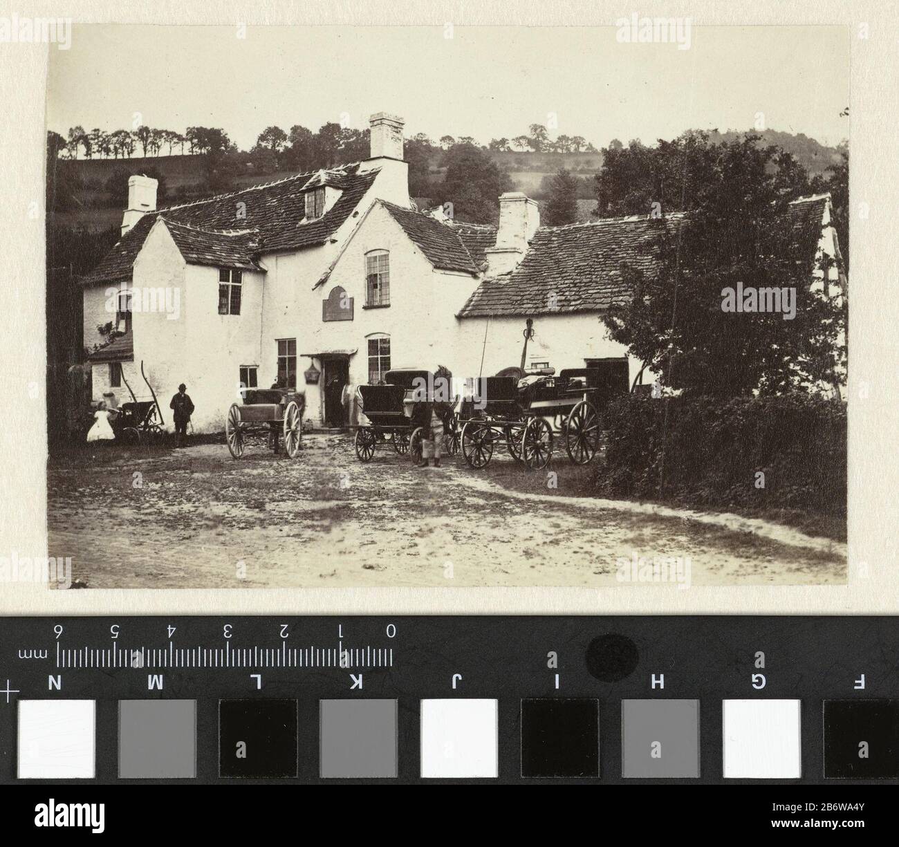 Inn met koetsen ervoor Inn met koetsen ervoor Objektart : Foto Objektnummer: RP-F-1995-33 Hersteller: Fotograaf: AnoniemPlaats Herstellung: Groot-Brittannië dating: 1850 - 1865 Physische Kenmerken: Albuminedruk Material: Fotopapier oto Techniek: Albuminedruk Abmessungen: 141 mm H: 141 × B: 99 mm Stockfoto