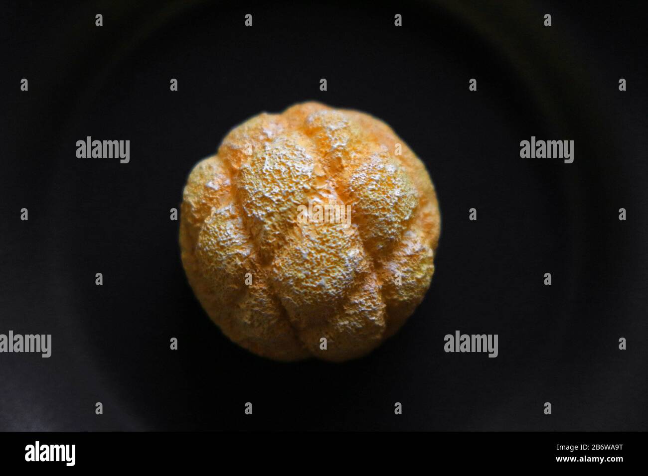 Nachahmung von Weichbrot '' Melonbrot '', bedeckt mit knusprigen Plätzchenteig, der in Japan mit Zucker bestrichen ist Stockfoto