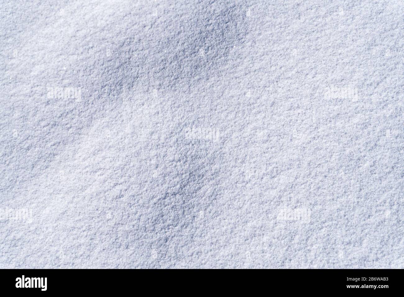Fotografie mit wunderschöner, reiner, weißer Schneestruktur. Weiße Schneeflocken hintergrund grobes Muster der Schneestruktur. Stockfoto