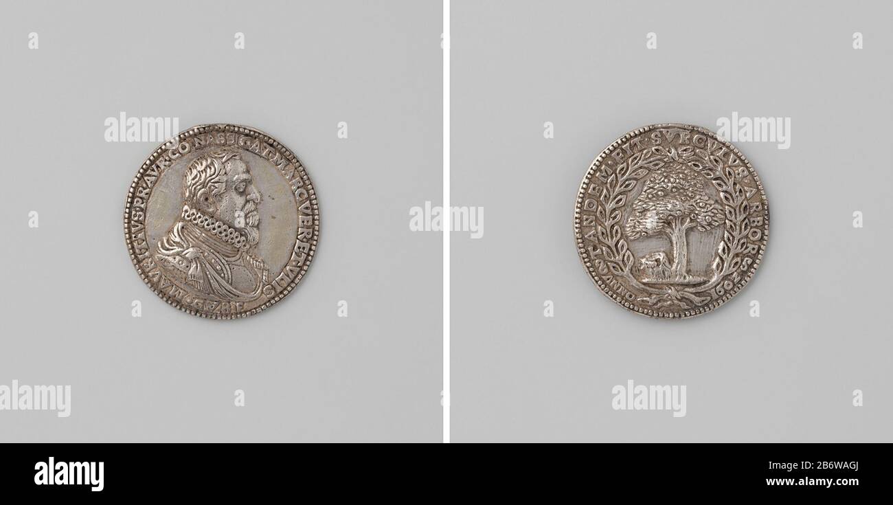 Name van Grave, ter ere van prins Maurits Zilveren Penning. Voorzijde: Borststuk man binnens omschrift. Keerzijde: Volwassen boom opgeskoten uit afgehakte stam binns omschrift. Hersteller : Gerard van BylaerPlaats Herstellung: Dordrecht dating: 1602 Material: Zilver Techniek: Slaan Abmessungen: D 3,3 cm. × g 11,13 gr Betreff: Tachtigjarige OorlogName van Grave (1602)Wanneer: 1602-07-18 - 1602-09-21 Stockfoto