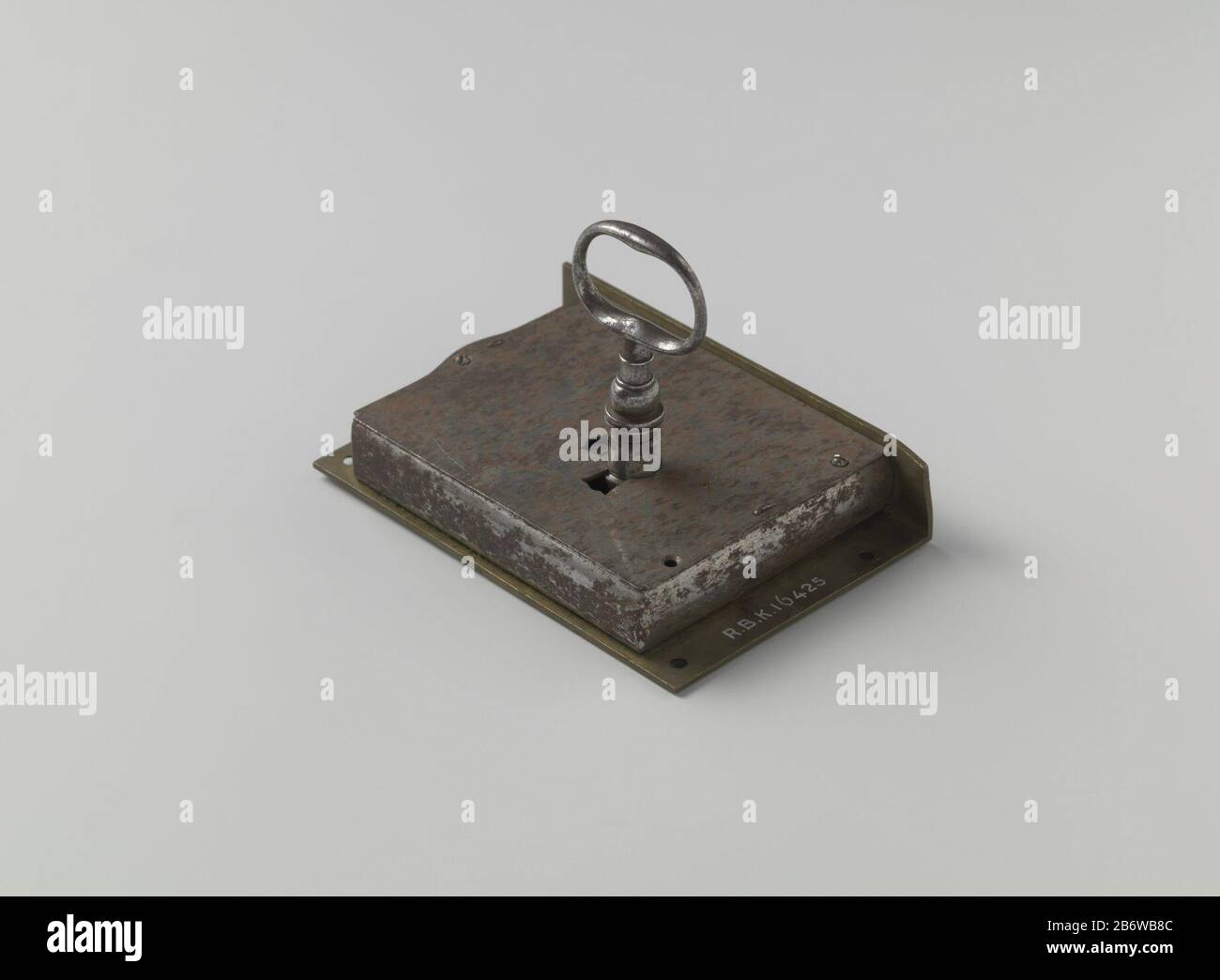 Insteekslot Een insteekslot van een meubel, tevens muziekdoos. De vierhoekige slotkast is op een iets grotere koperen montageplaat bevestigd. Twee bijbehorende sleutels met klaverblavormige pijp en een kleine sleutel met koperen greep voor het opwinden van de muziekdoos.Vervaardiging dating: CA. 1800 - ca. 1900 Material: IJzer koper Abmessungen: Schlitz: H 13,5 cm. × b 9,4 cm Schlittschuh: L 9,0 cm kleine Schlittel: L 4,4 cm. Stockfoto