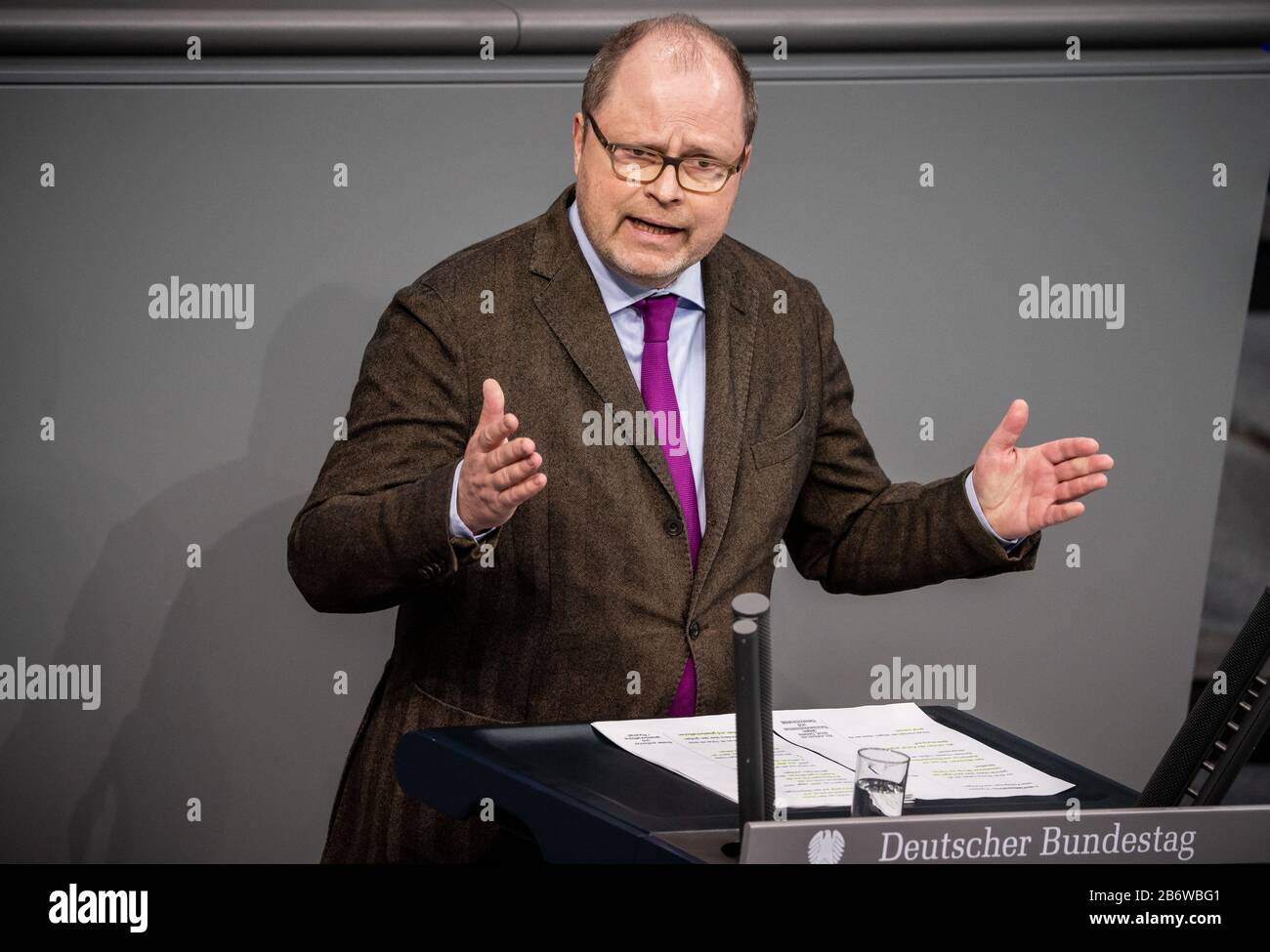 Berlin, Deutschland. März 2020. Christian lange (SPD), Parlamentarischer Staatssekretär beim Bundesminister für Justiz und Konsumentenschutz, spricht im Bundestag. Auf der Tagesordnung des Treffens stehen unter anderem die erste Lesung des Gesetzesentwurfs gegen Rechtsextremismus und Hassverbrechen sowie die Abstimmung über die Ausweitung der Einsätze der Bundeswehr in Darfur und Südsudan. Credit: Michael Kappeler / dpa / Alamy Live News Stockfoto