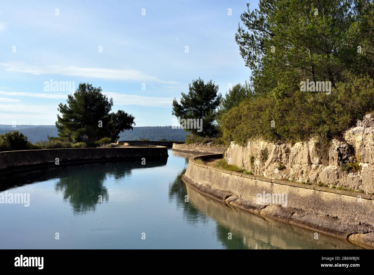 Marseille Canal oder Canal de Marseille, der zum Roquefavor Aqueduct (1847) Ventabren Provence France führt Stockfoto