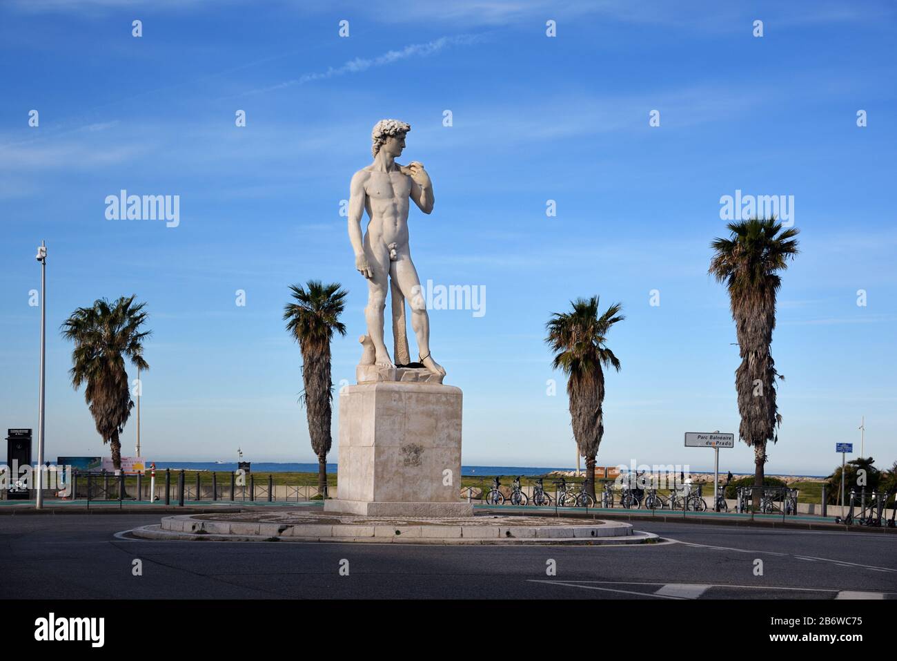 Davidstatue, eine Nachbildung oder Reproduktion der Originalstatue von Michelangelo, Escale oder Prado Beach, Marseille Provence France Stockfoto