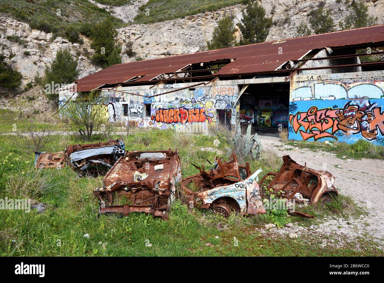 Verlassene Fabrik, Ruiniertes Industriegebäude & Rusty Wrecked Cars, ein Urbex-Standort, in Marseille Provence Frankreich Stockfoto