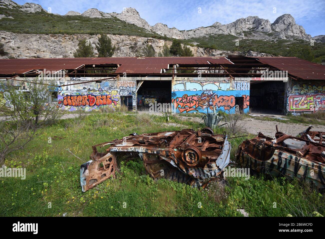 Verlassene Fabrik, Ruiniertes Industriegebäude & Rusty Wrecked Cars, ein Urbex-Standort, in Marseille Provence Frankreich Stockfoto