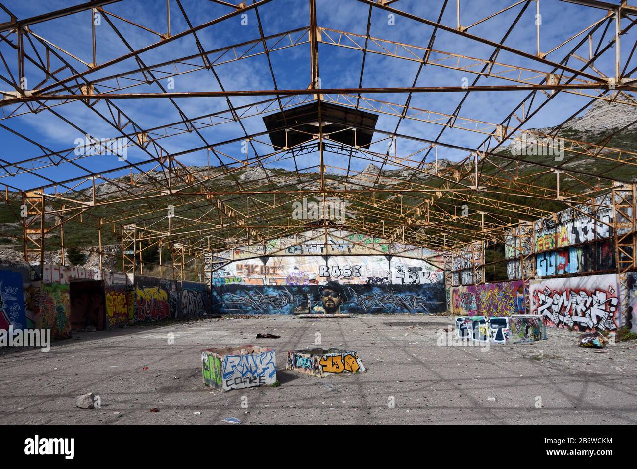 Leerstehende und Verlassene Fabrik, Ruiniertes Industriegebäude oder industrielles Wasteland, bedeckt in Graffiti Marseille Provence Frankreich Stockfoto