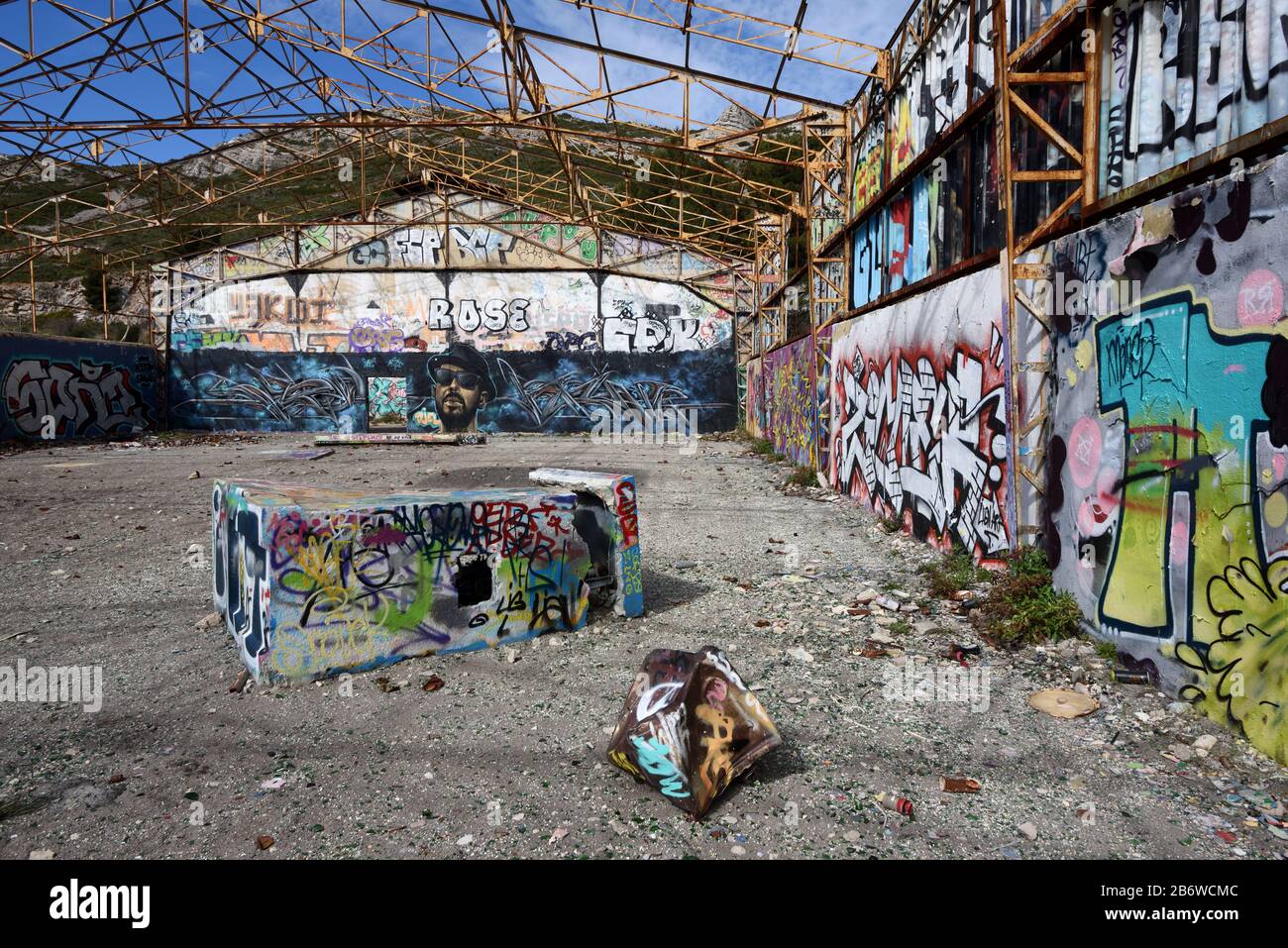 Leerstehende und Verlassene Fabrik, Ruiniertes Industriegebäude oder industrielles Wasteland, bedeckt in Graffiti Marseille Provence Frankreich Stockfoto