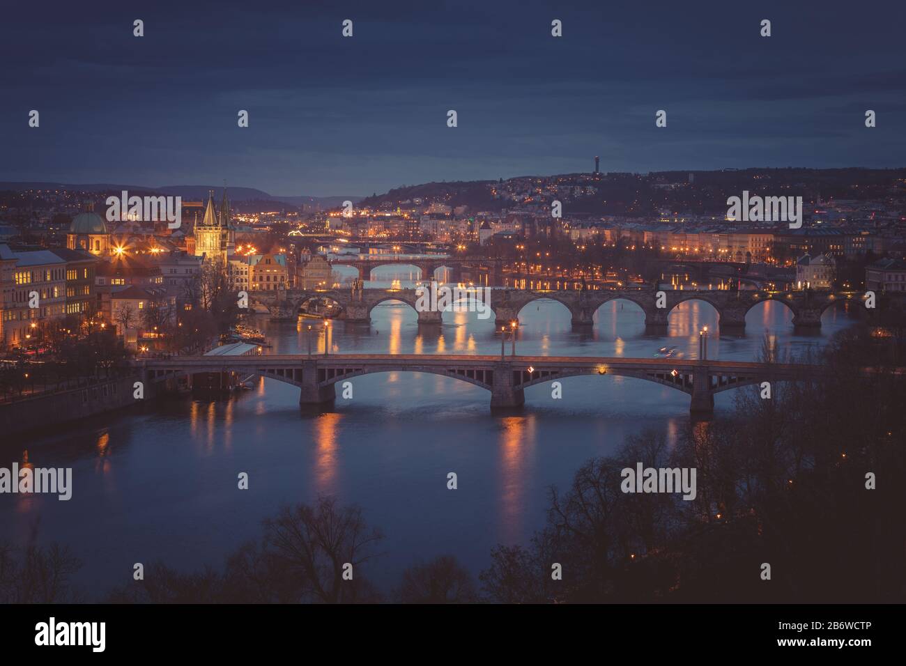 Moody Abend in Prag. Sieben Brücken auf der Moldau vom Letna Hill aus. Panorama-Blick auf die alte, mediale Stadt mit Bogenbrücken über die Moldau Stockfoto