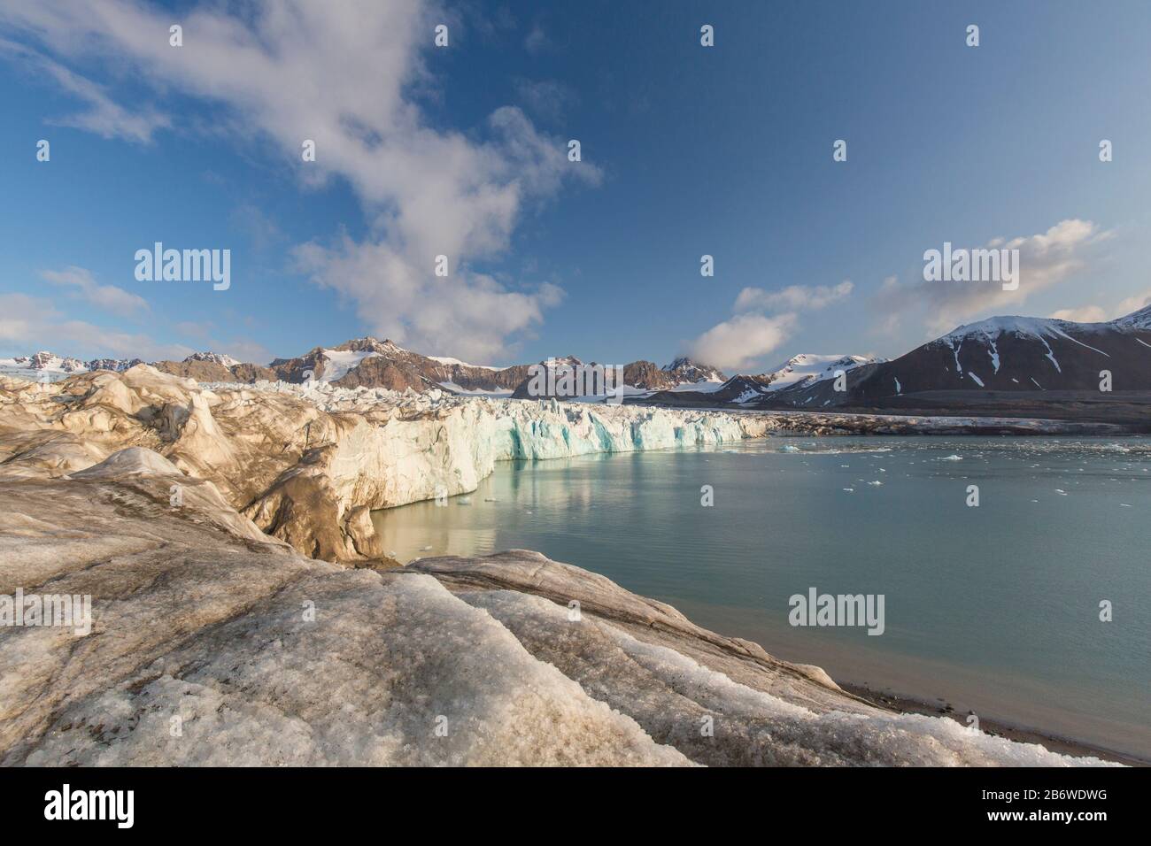 Der Fjortende-Julibreen-Gletscher (14. Juli Glacier) geht in den Krossfjorden, Spitzbergen, Norwegen über Stockfoto
