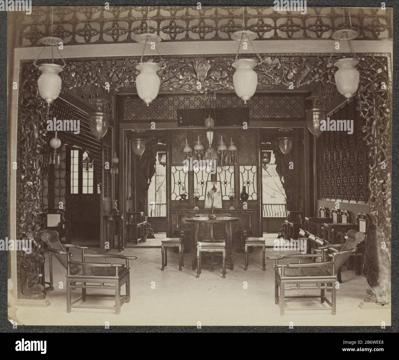 Interieur van een Chinese Club in Kanton Teil des Albums mit 50 Bildern von einer Reise durch Südost-<unk> Azië. Hersteller : Fotograf: Anonymous Ort Herstellung: Kanton Datum: CA . 1860 - c 1900 Physikalische Merkmale: Albumindruckmaterial: Papierfotopapiertechnik: Albumindrucke Abmessungen: H 228 mm × W 275 mm Betreff: Club, Treffpunkt wo: Kanton Stockfoto