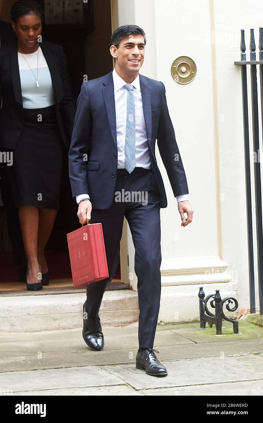 Schatzkanzler Rishi Sunak vor Nummer 11 Downing Street, der der Presse vor dem Frühjahrsbudget 2020 das rote Kästchen zeigt Stockfoto