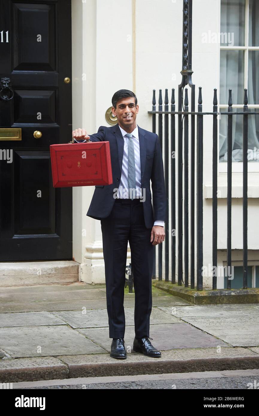 Schatzkanzler Rishi Sunak vor Nummer 11 Downing Street, der der Presse vor dem Frühjahrsbudget 2020 das rote Kästchen zeigt Stockfoto