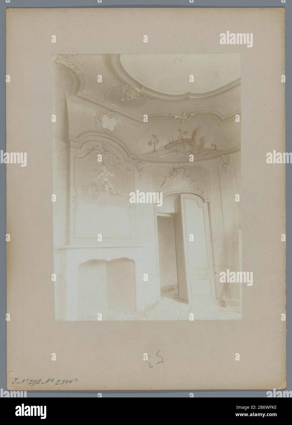 Interieur van jachtslot De Wildbaan te Wolvega Interior des Jagdhauses The Wildbaan to Wolvega Property Type: Fotos Artikelnummer: RP-F 00-4533 Aufschriften / Marken: Aufschrift verso, handschriftlich: 'Dome in der Jagdhütte, der Wildbaan zu Wolvega Gem. West Stellingwerf Fr. Okt. 1913'annotie, verso, Kreide ein Stern, der den Buchstaben dopschrift, verso, handschriftlich: 'NEG. Nr. 17188 Foto Nr. 24423' Hersteller : Fotograf: Anonymer Ort Herstellung: Wolvega Datum: Okt 1913 Physikalische Merkmale: Daglichtcollodiumzilverdruk Material: Papppapiertechnik: Daglichtcollodiumzilve Stockfoto