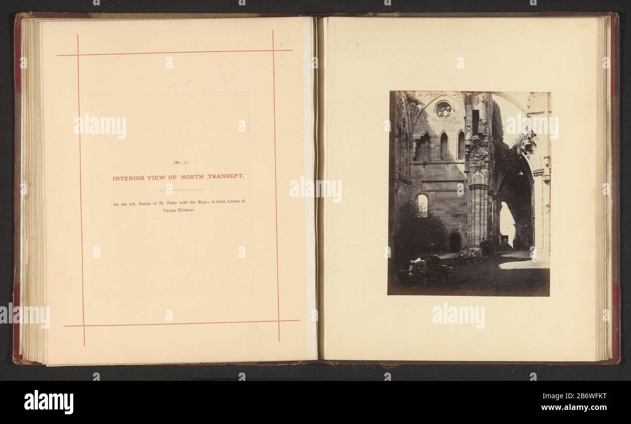 Innenansicht des nördlichen Querschiffs der Ruinen von Melrose Abbey Immobilien Typ: Fotoseite Artikelnummer: RP-F 2001-7-477-8 Beschriftung / Marken: Titel gegenüber Bild, gedruckt: "Innenansicht des nördlichen Querschiffs 'Beschriftung gegenüber Bild' Links, Statue von St. Peter mit Den Schlüsseln; Davor das Fenster "Krone der Dornen". 'Numeres Gegenbild, gedruckt '(Nr. 7). Hersteller Schöpfer: Fotograf: Pringle. WJ (Listed Property) Ort Herstellung: Melrose Abbey Datum: 1860 - oder für 1870 Material: Papiertechnik: Albumin Druckabmessungen: Foto: H 165 mm × W 131 mm Betreff: Ruine der Kirche, Stockfoto