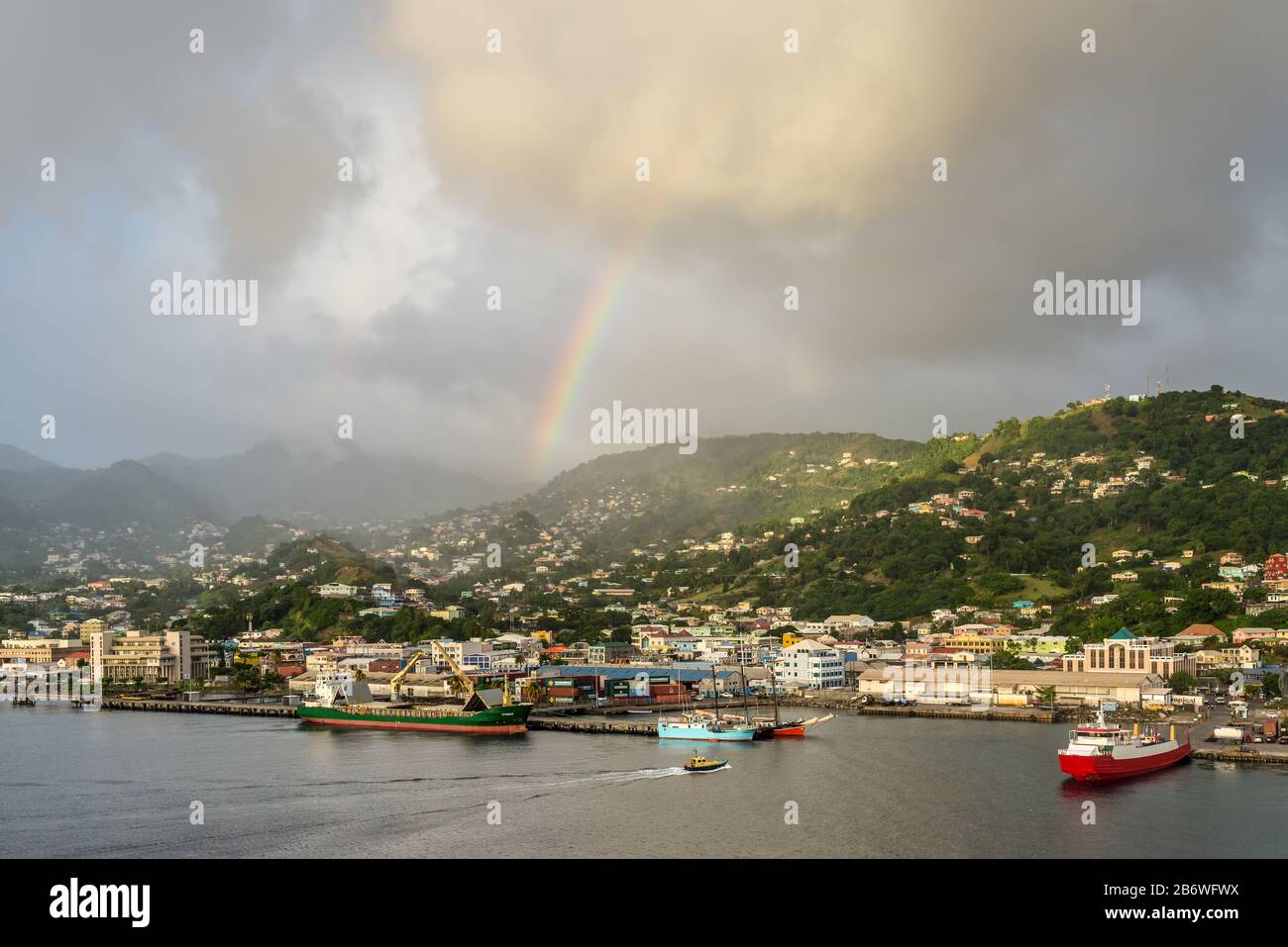 Kingstown, Saint Vincent und die Grenadinen - 19. Dezember 2018: Farbenfroher Regenbogen am Himmel über der Kingstown-Stadt mit dramatischem Himmel, nach dem las Stockfoto