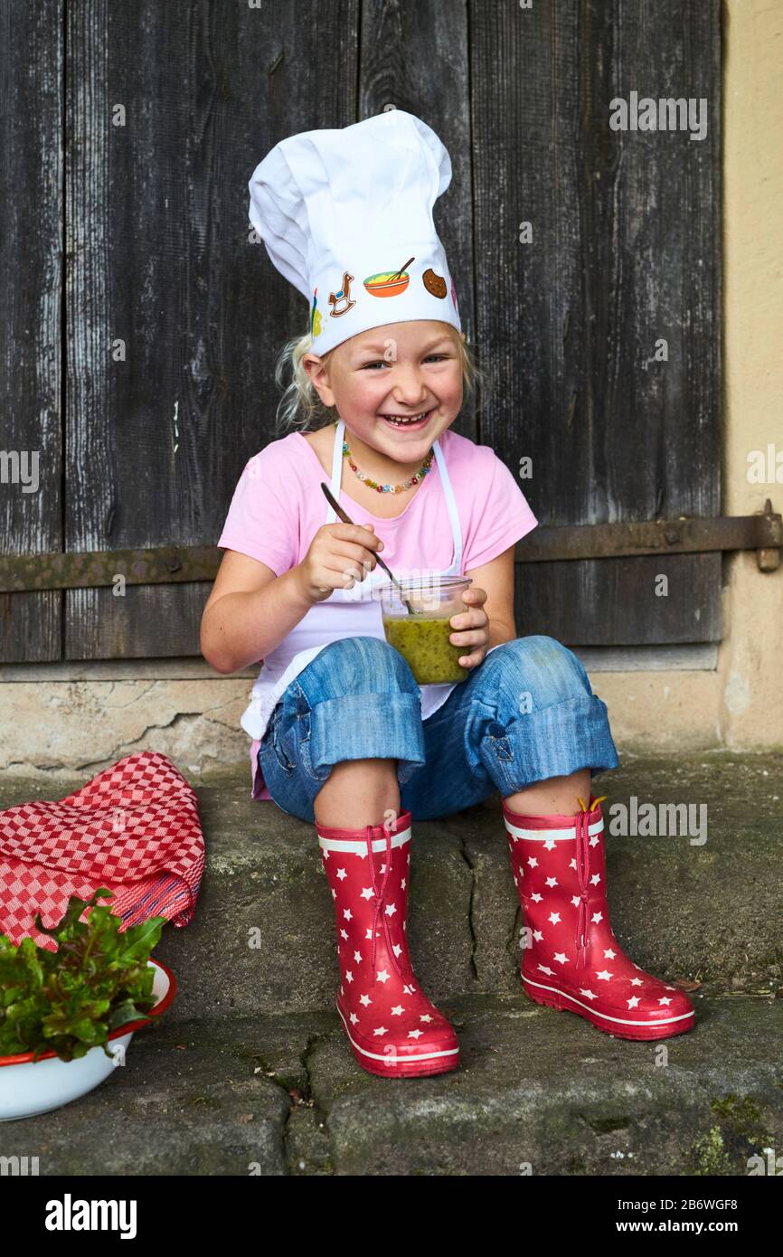 Kinder, die Lebensmittel untersuchen. Serie: Salatsuppe kochen, selbstgemachte Suppe essen. Lernen nach dem Reggio-Pädagogik-Prinzip, spielerisches Verständnis und Entdeckung. Deutschland. Stockfoto