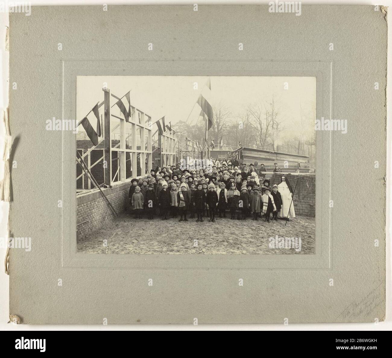 Inzegening lagere School In einer Schule im Bau katholische Geistliche arbeiten segnen die Schule. Im Vordergrund ein paar Nonnen, hinter Kindern. An den Fenstern hängen holländische Vlaggen. Hersteller : Fotograf: Boersma Herstellungsort: Niederlande Datum: 1920 - 1930 Material: Papiertechnik: Fotografie Abmessungen: Kartondesign: H 30 cm. B × 36 cm. Thema Wann: 1945 - 1955 Stockfoto