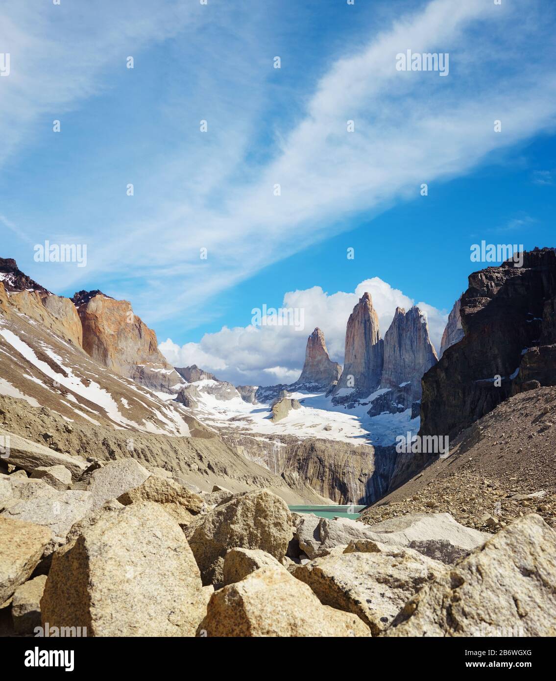Türme von Paine im Nationalpark Torres del Paine, Schwerpunkt auf Background, Chile. Stockfoto
