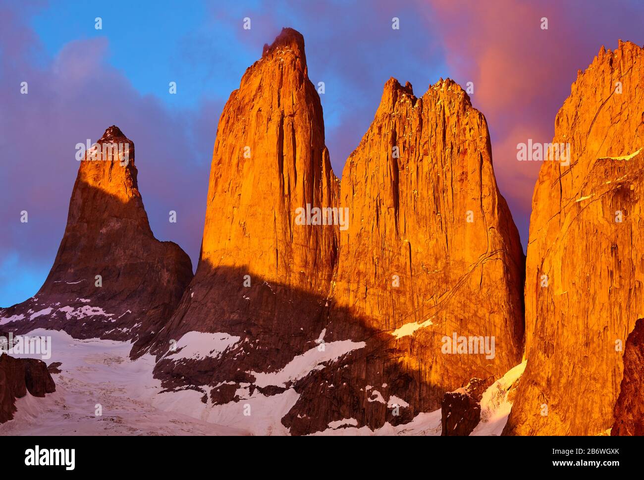 Türme von Paine bei purpurnem Sonnenaufgang, Nationalpark Torres del Paine, Patagonien, Chile. Stockfoto
