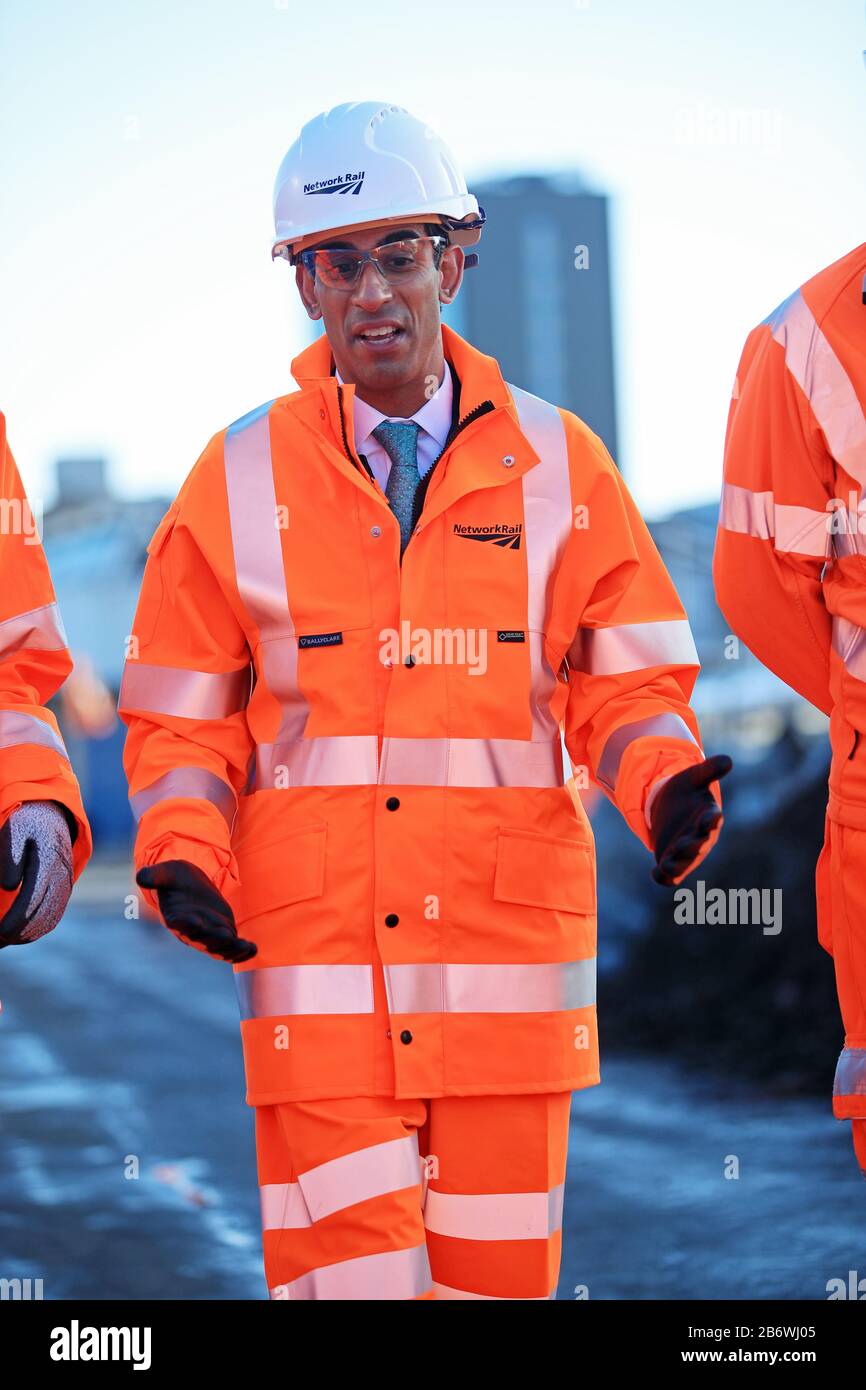 Kanzler Rishi Sunak bei einem Besuch der Leeds Station, um die Rekord-Infrastrukturausgaben nach dem gestrigen Budget hervorzuheben. Stockfoto