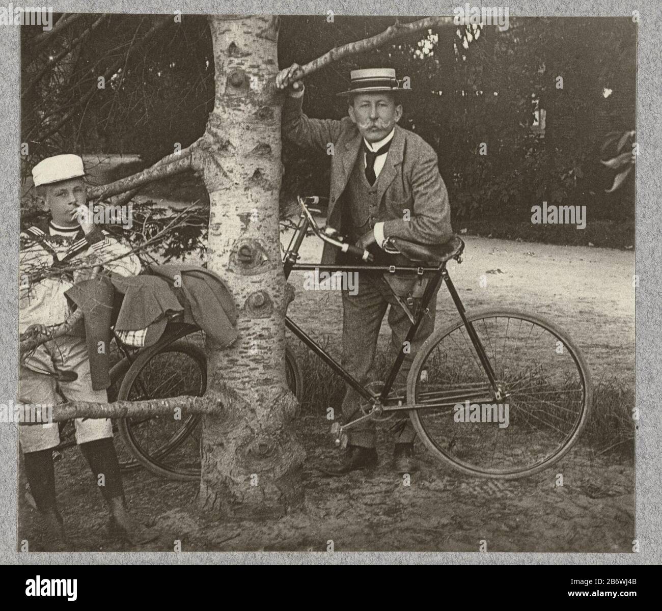 JB Aug Kessler leunend op zijn fiets, met zijn zoon J.B. August Kessler mit seinem Sohn auf sein Fahrrad gelehnt Objektart: Bild Artikelnummer: RP-F 2008-11 Hersteller: Compiler: Geldolph Adriaan Kessler Fotograf: Geldolph Adriaan Kessler Ort Herstellung: Niederlande Datum: Für 1900 Physische Merkmale: Fotoalbum-Material: Papier Fotopapier Technik: Gelatine Silber Druckabmessungen: Foto: H 116 mm × W 132 mm Stockfoto