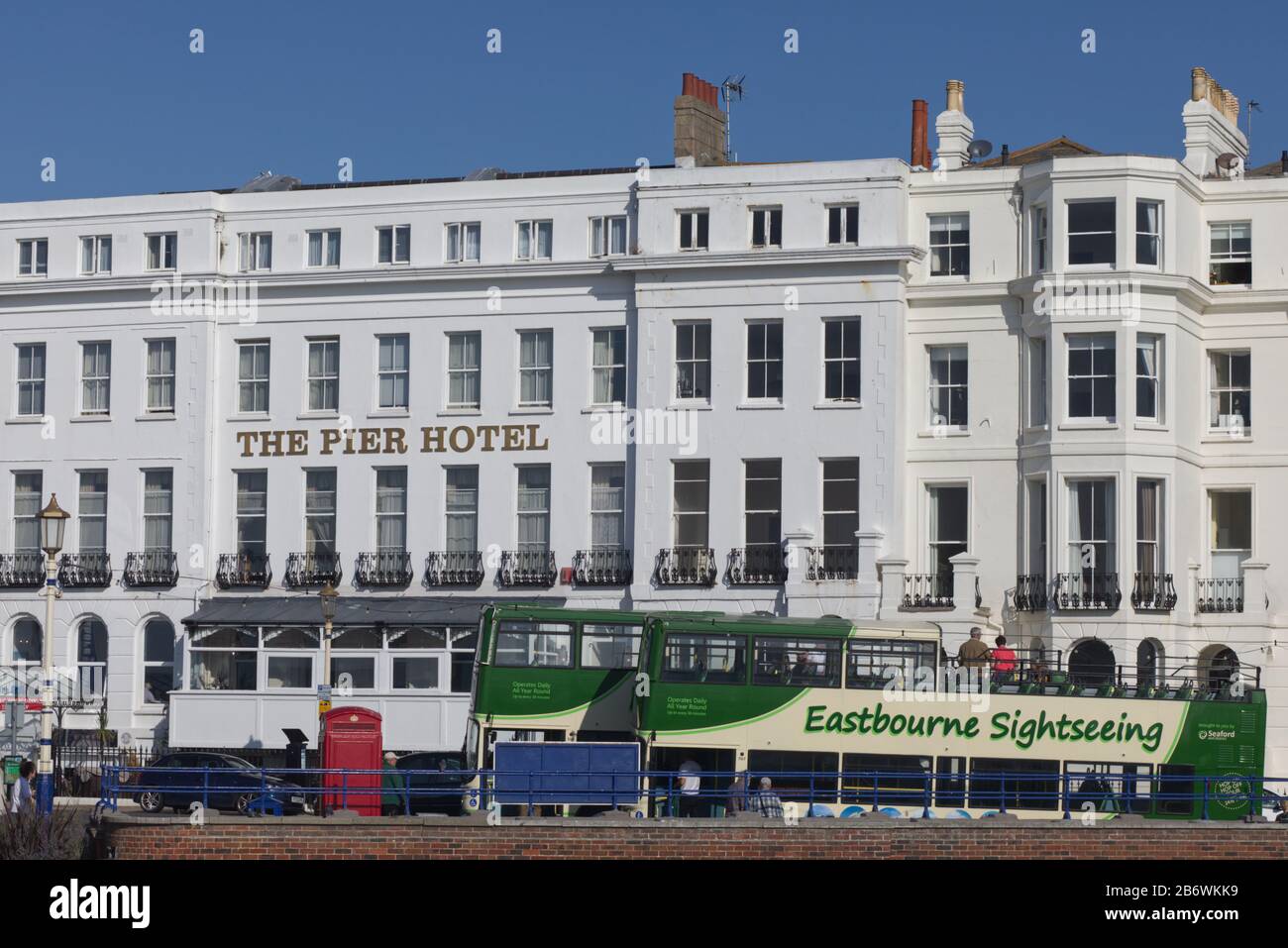 Eastbourne Sightseeing-Bus und das Pier Hotel Stockfoto
