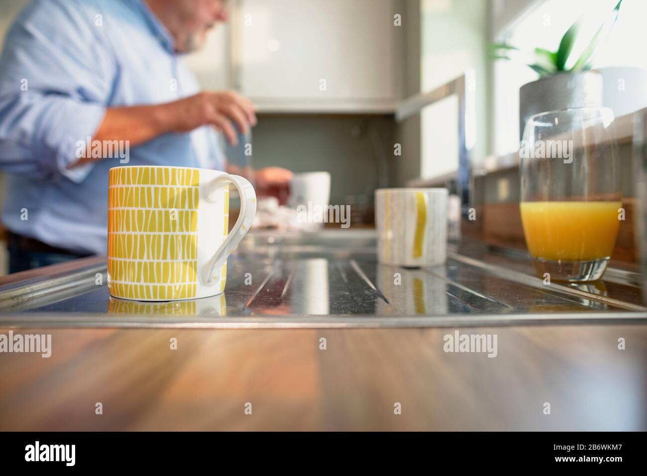 Nahaufnahme von Tassen auf einem Küchentisch. Stockfoto