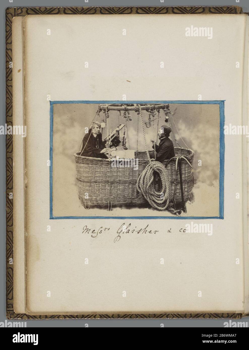 James Glaisher en Henry Coxwell in een Luchtballon Messers Glaisher & Co James Glaisher und Henry Coxwell in einem Ballon. Foto auf Album-Seite in Album mit 68 Bildern meist mit geaquarelleerde Border-Dekorationen. Es handelt sich hauptsächlich um Porträts carte-de-visite format. Hersteller : Fotograf: Anonymer Ort Herstellung: England Datum: Ca. 1864 Physische Merkmale: Albumindruck mit lackiertem Kantenmaterial: Papierkartontechnik: Albumindruck / Aquarellabmessungen: Foto: H 55 mm × W 85 mmalbumblad: H 160 mm × W 120 mm Betreff: Ballonflug (Sport) Ballon (Luftfahrt) Wer: James GlaisherHe Stockfoto